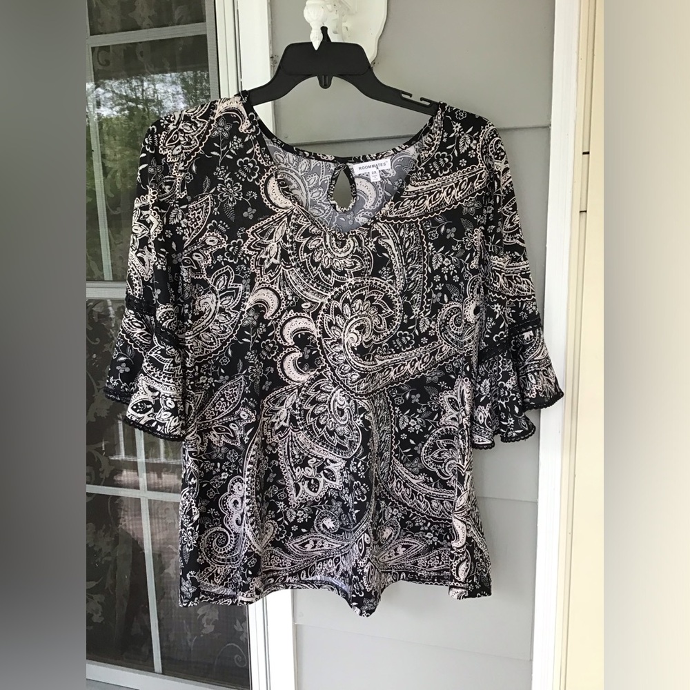 Roommates Paisley WOMENS  STRETCHY  3/4'' SLEEVE, V-NECK, PULLOVER TOP 2X EUC